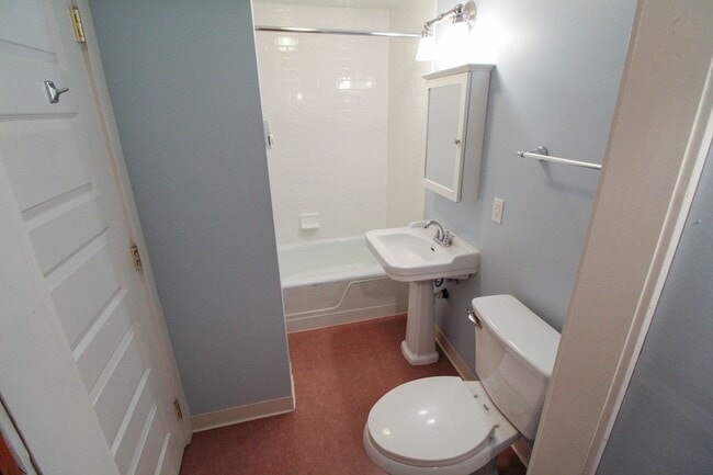 Building Photo - 1212 S Oak St