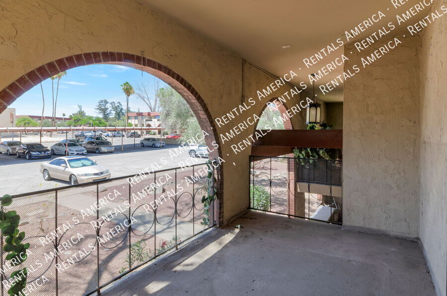 Building Photo - 6332 N Barcelona Ln