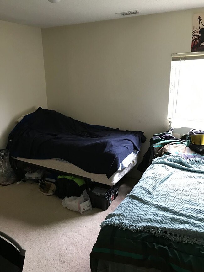 Building Photo - *DEPOSIT PENDING* 4 Bedroom 3 Bathroom House w/ Enclosed Yard!