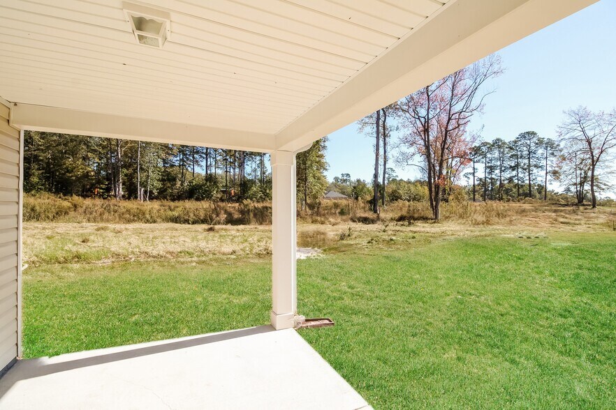 Building Photo - 1215 Lakeshore Dr