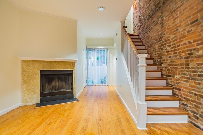 Building Photo - Beautiful 2 Bedroom, 2 Bathroom Historical Row Home