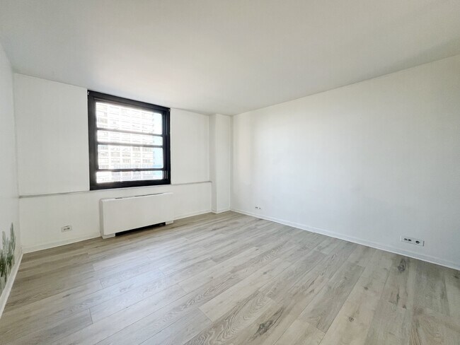 Building Photo - 5701 N Sheridan Rd