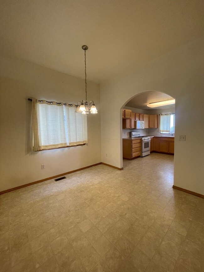 Building Photo - Charming 3 bed 2 bath in Five Mile Prairie! Half off first months rent!