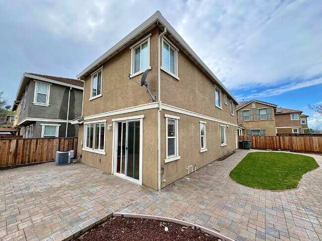 Building Photo - 50% off your first month’s rent move-in special! Spacious 4BR / 2.5BA Home in Pittsburg