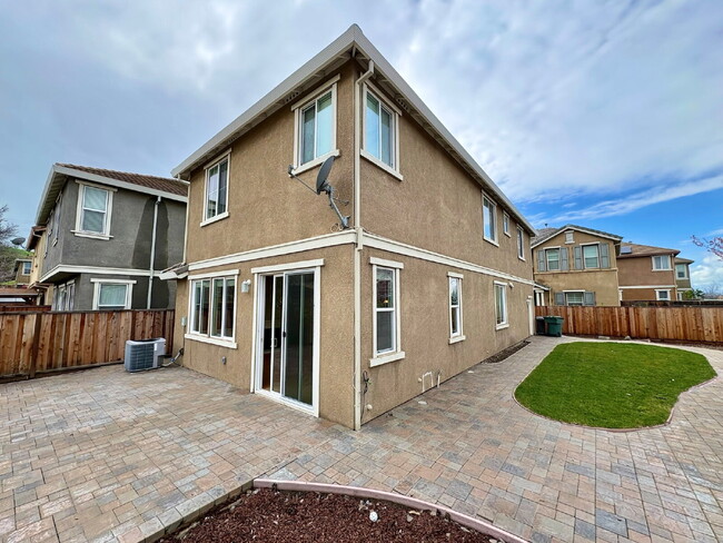 Building Photo - Spacious 4BR / 2.5BA Home in Prime Pittsburgh CA Location