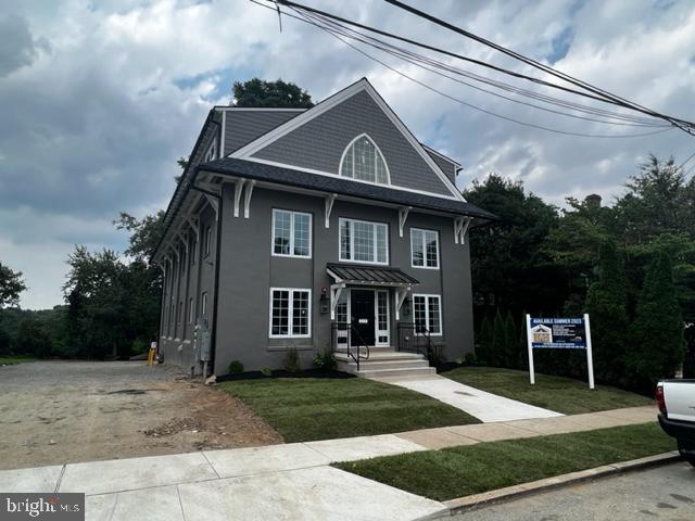 Building Photo - 215 E Linden St