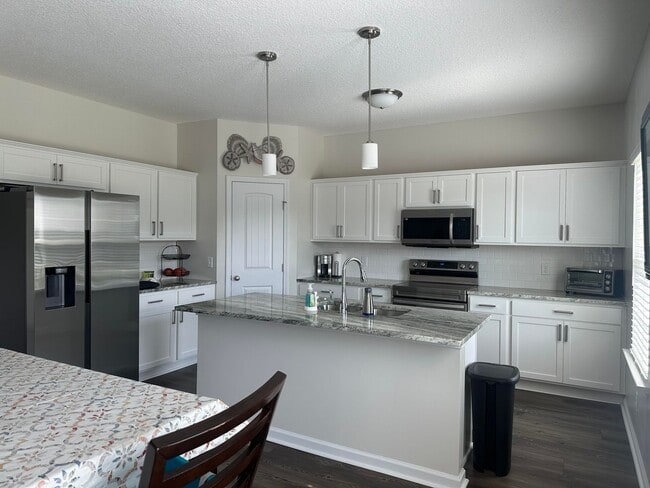 Building Photo - RATE DROP ALERT (was $2,550/month) AND SUM...