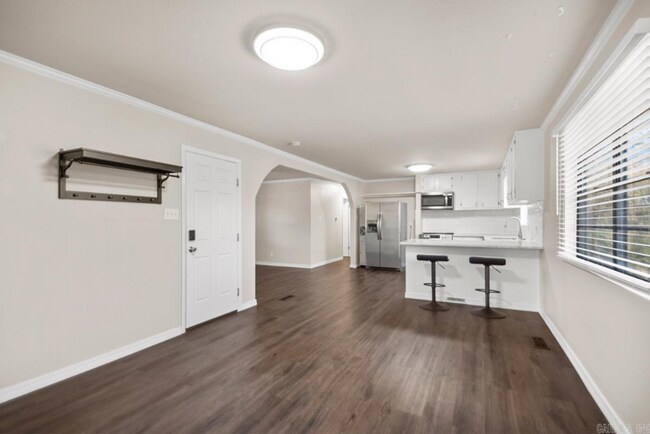 Building Photo - New Listing!