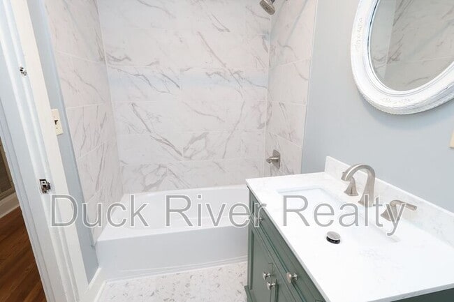 Building Photo - 504 W 6th St