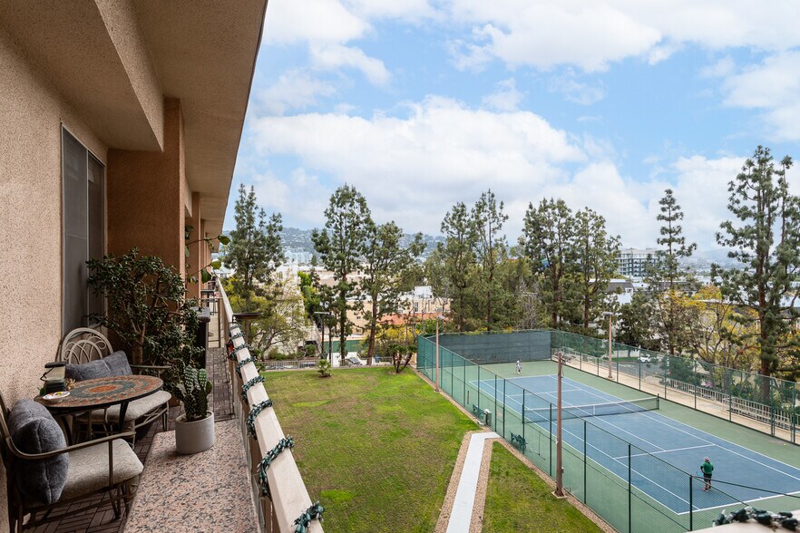 Building Photo - 100 S Doheny Dr