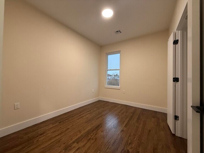 Building Photo - 165 Danforth Ave