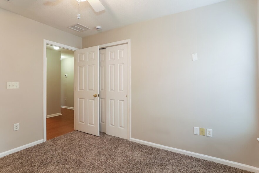 Building Photo - 11311 Justin Oaks Dr N