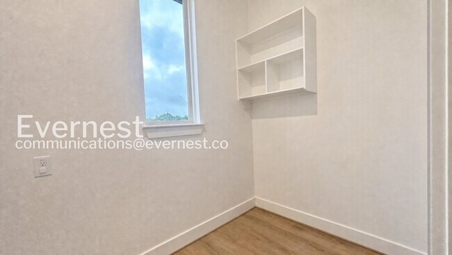 Building Photo - Charming Rental with Pool & 2-Car Garage  / Fenced-Yard / Off-street Parking / Available now!