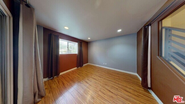 Building Photo - 11622 Oxnard St