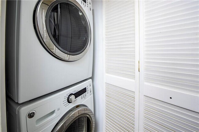 Building Photo - 347 N New River Dr E