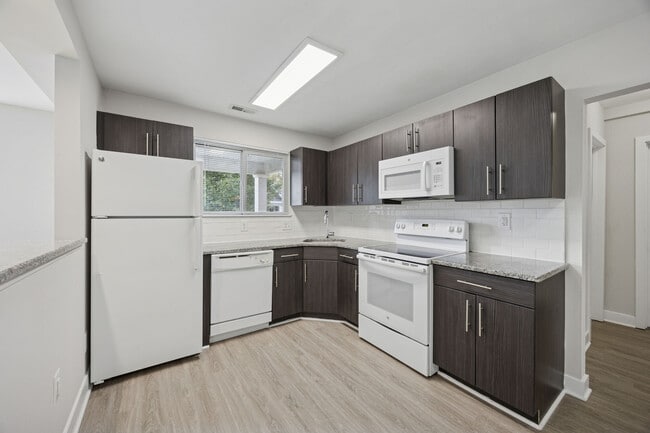 Building Photo - Knightsbridge Apartments