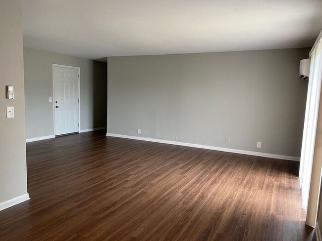 Building Photo - 2 Bedroom Unit was recently renovated. Liv...