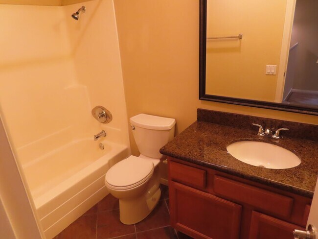 Building Photo - Two Bedroom townhome in the Oak Park / Lem...