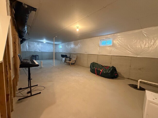 Building Photo - Newer Construction 4 bedroom available for...