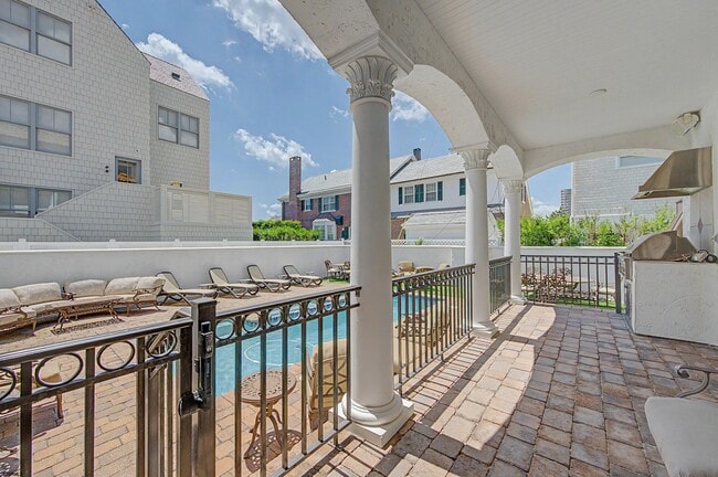 Building Photo - 112 S Rumson Ave