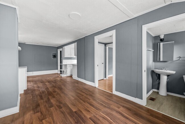 Building Photo - Newly Renovated 4 Bedroom 2 Bathroom Home