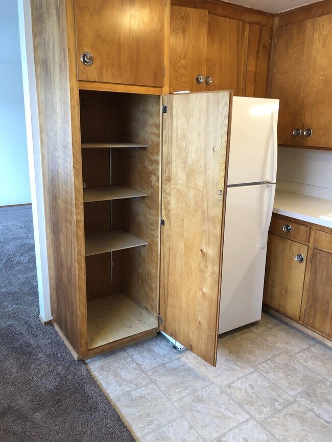 Building Photo - Laurel Apartments - 2 bedrooms