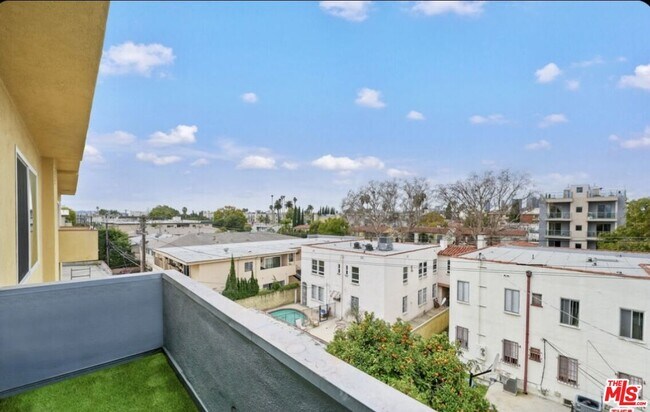 Building Photo - 825 Le Doux Rd