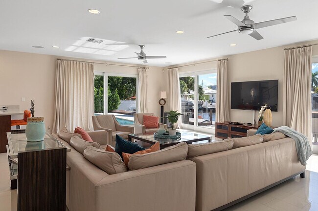 Building Photo - 3050 NE 43rd St