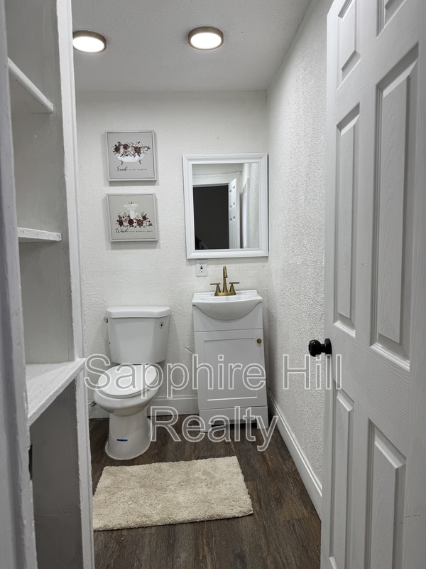 Building Photo - 10414 Nelson Ave