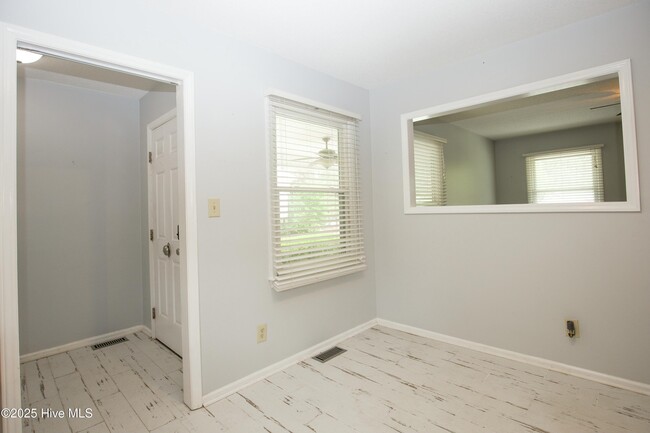Building Photo - 2435 Longleaf Dr SW
