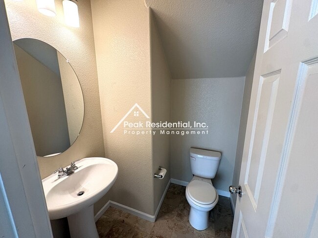Building Photo - Spacious 4bd/2ba House - Gated Community