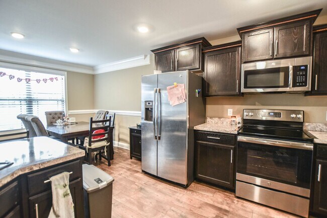 Building Photo - Three Bedroom in Magnolia Place!
