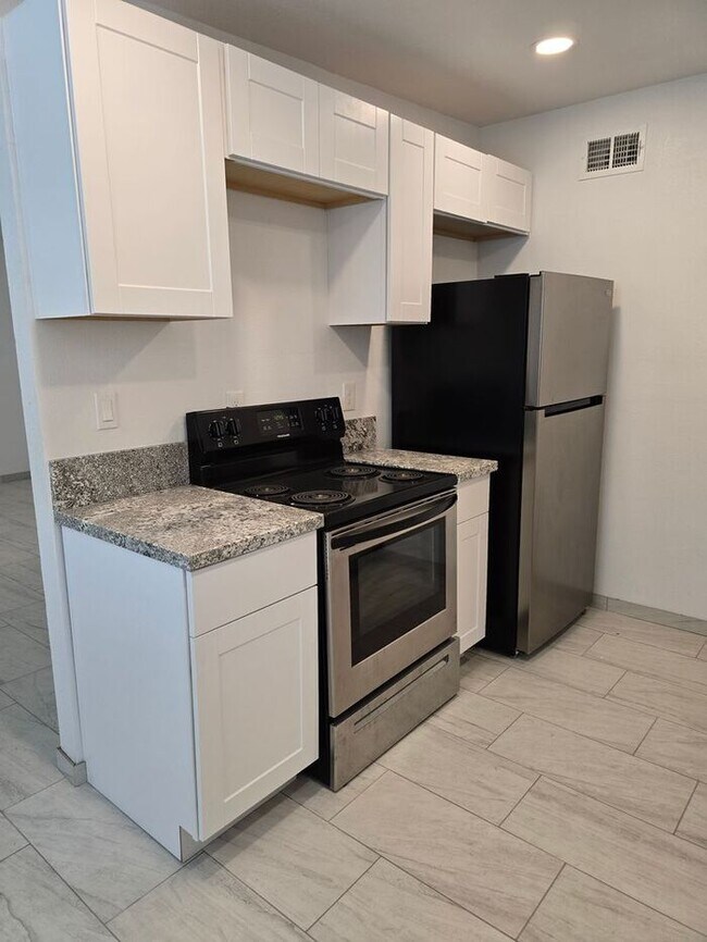 Building Photo - SPACIOUS 2BD/1BA  DUPLEX HOME AVAILABLE NOW!!