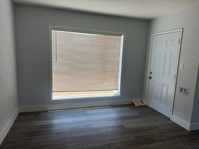 Building Photo - Beautiful and Well Kept 3-Bedroom House fo...