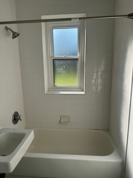 Full Bath - 1905 Magellan Ct