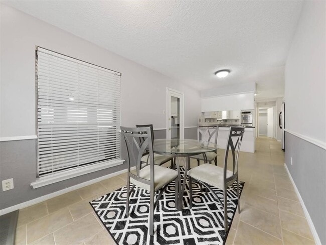 Building Photo - 12406 Sarti St