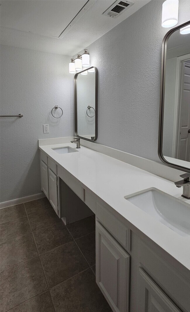Building Photo - 1311 Antoine Dr