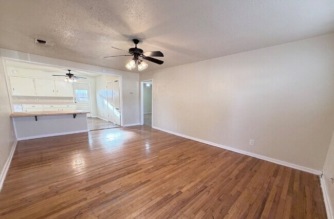 Building Photo - Cute, Cozy & Clean!