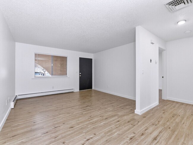 Building Photo - Modern 2 Bed, 1 Bath apartment, close to shopping.