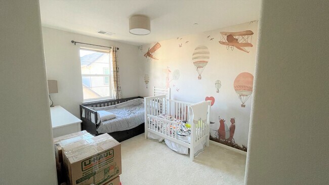 Building Photo - Gorgeous 4 Bed/4 Bath End Unit Condo with ...