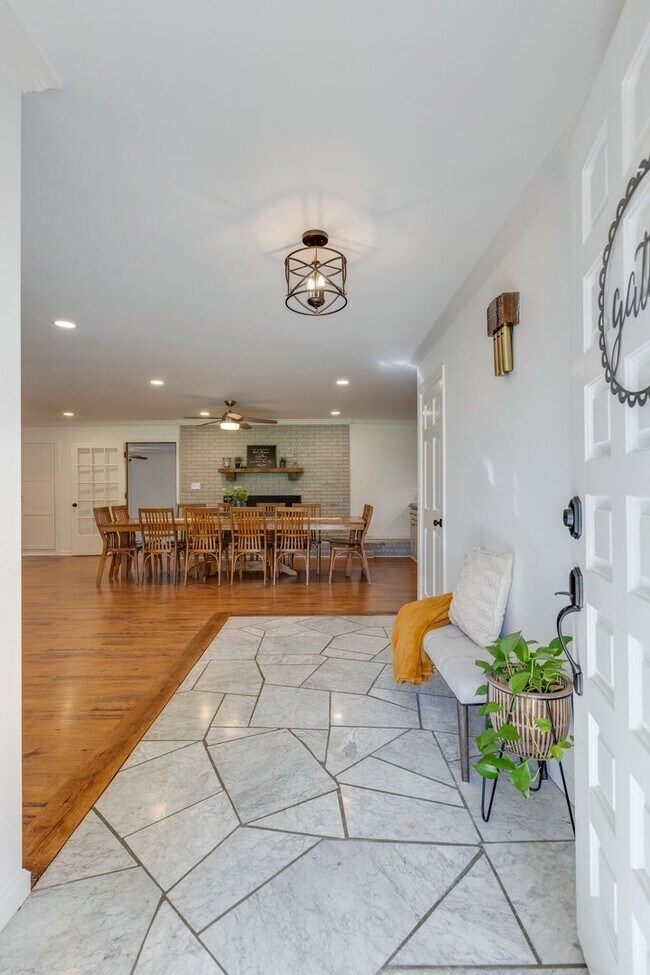 Building Photo - Stunner in North Columbia