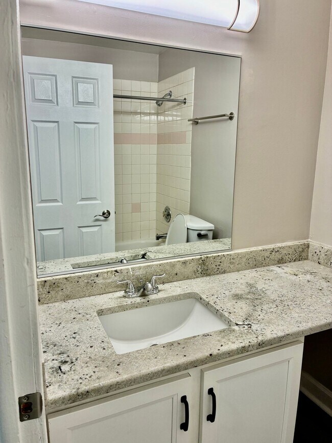 Building Photo - 5550 Abbey Dr