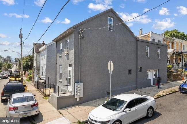 Building Photo - 171 E Sharpnack St