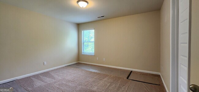 Building Photo - 525 Twelve Oaks Dr