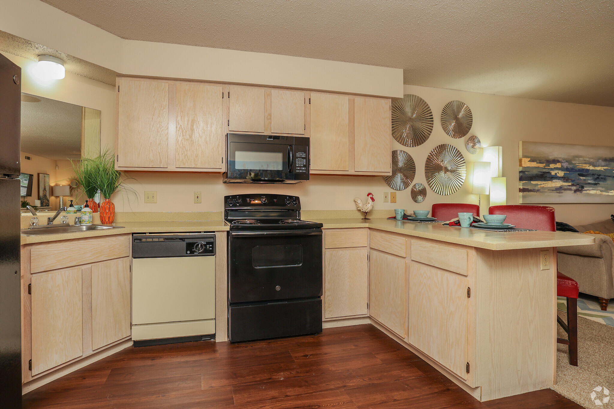 2BR, 2BA - 1040 SF - Kitchen - The Greens at Owasso I/II