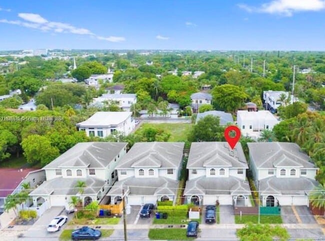 Building Photo - 1139 NE 3rd Ave