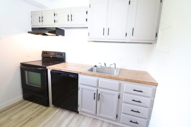 Building Photo - 21 Larue St