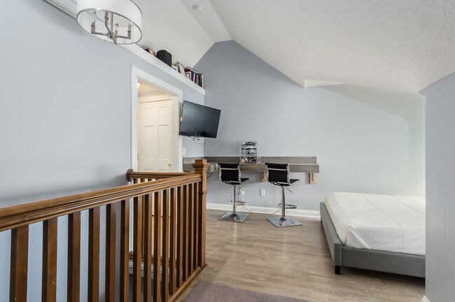 3rd Floor loft - 1141 Summit St