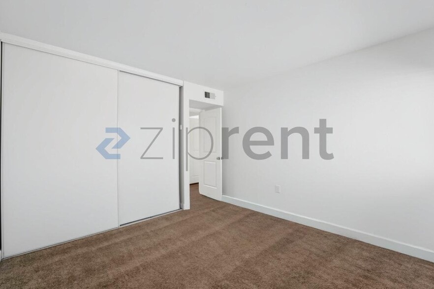 Building Photo - Unit B226