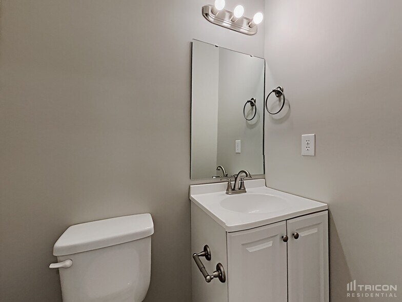 Building Photo - 1096 Tomahawk Pl